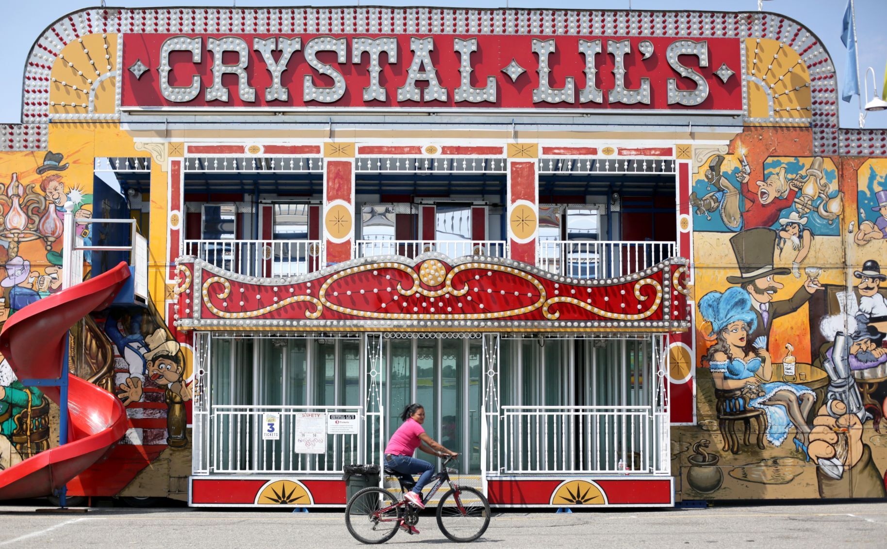 Crystal Lil's fun house, 2017